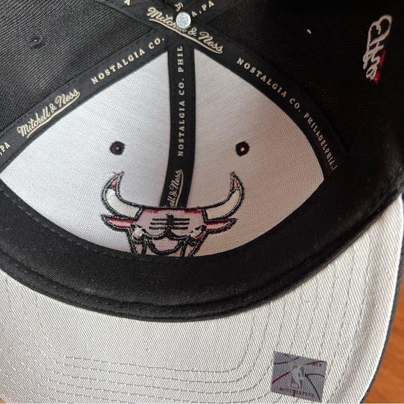Mitchell & Ness Chicago Bulls SnapBack - Picture 7 of 8
